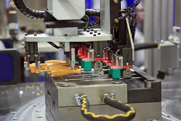 Die vraag van die bevestigingsmark neem steeds toe, industriële groepering is een van die hoofstroomneigings in die ontwikkeling daarvan